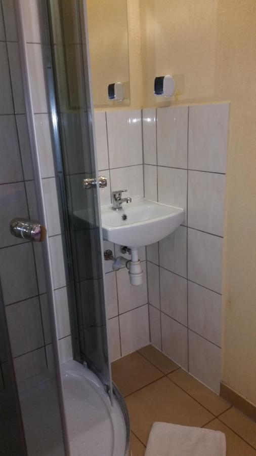 Pokoje Goscinne "U Karola" Pracownicze Ścinawa Buitenkant foto